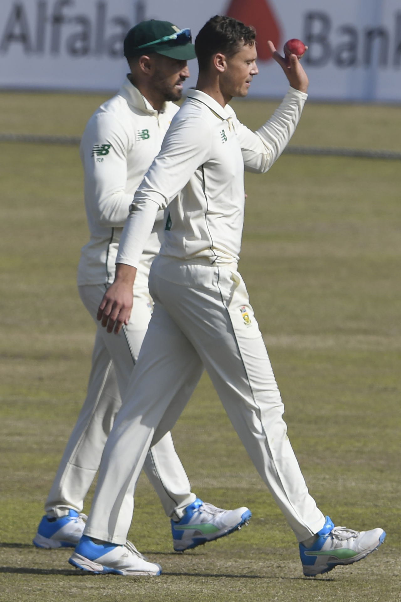 George Linde leads the team off after his maiden Test five-for, Pakistan vs South Africa, 2nd Test, Rawalpindi, 4th day, February 7, 2021