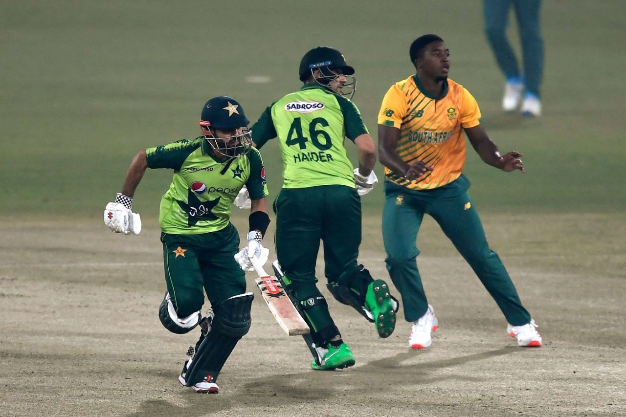 Mohammad Rizwan and Haider Ali run between the wickets as Lutho Sipamla watches on, Pakistan vs South Africa, 1st T20I, Lahore, February 11, 2021
