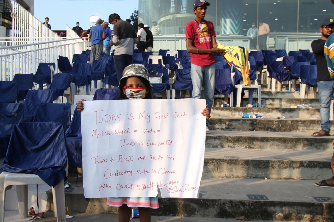 A young (and responsible) cricket fan with a very important message, India vs England, 2nd Test, Chennai, 1st day, February 13, 2021