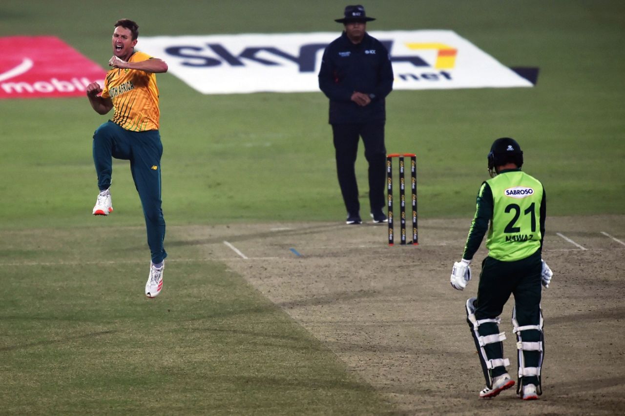 Dwaine Pretorius dismisses Mohammad Nawaz to complete his five-for, Pakistan vs South Africa, 2nd T20I, Lahore, February 13, 2021
