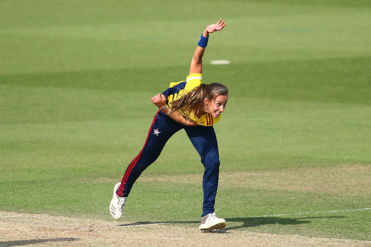 Tash Farrant in her bowling action, South East Stars vs Southern Vipers, Rachael Heyhoe Flint Trophy, The Oval, September 19, 2020