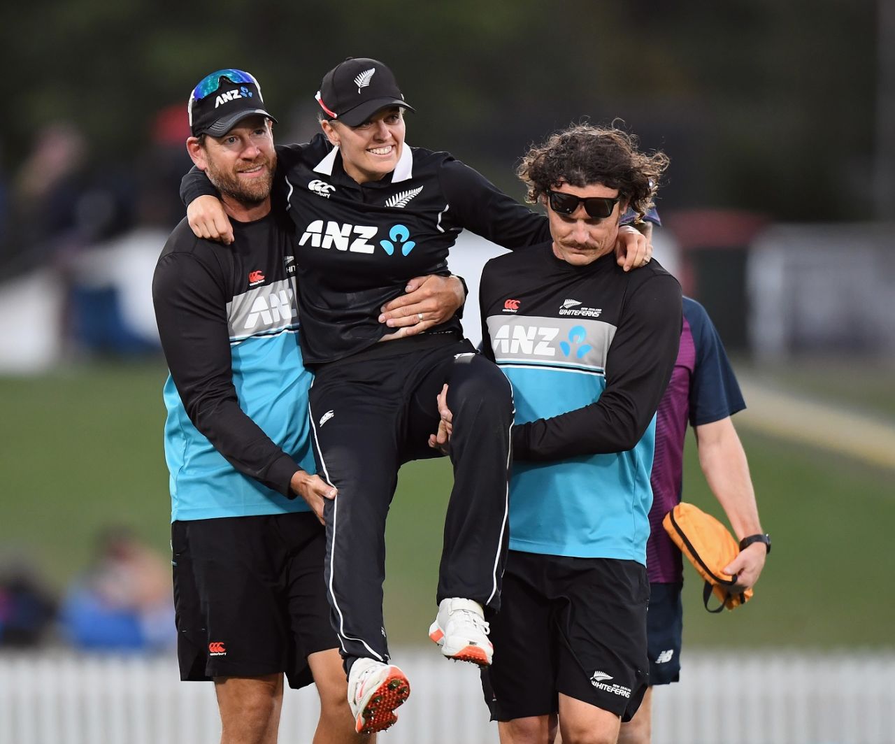 New Zealand bowling coach Jacob Oram (L) helps Lea Tahuhu off the field after she sustained a hamstring injury late in the game, New Zealand Women vs England Women, Christchurch, February 23, 2021