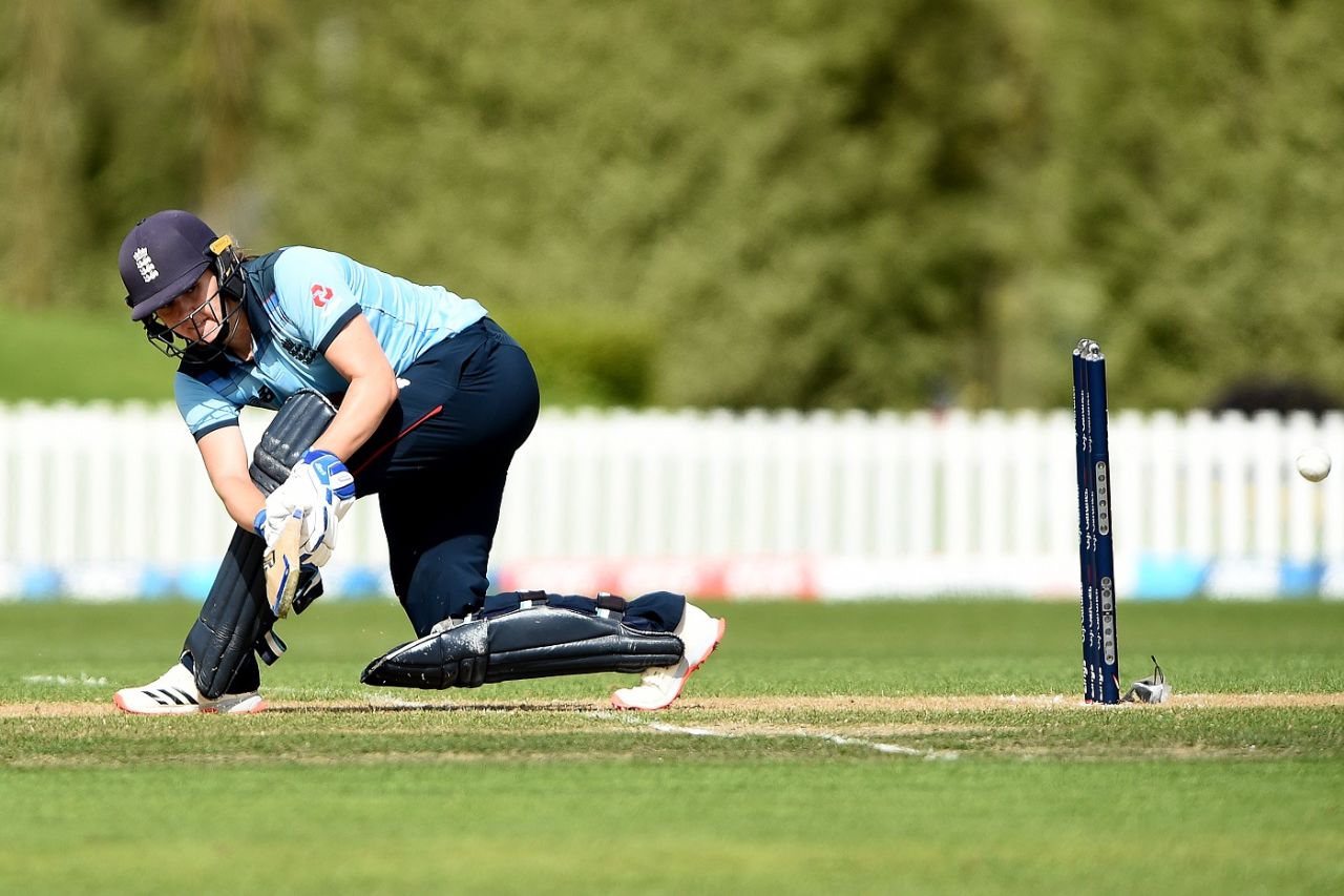 Natalie Sciver plays a sweep, New Zealand vs England, 2nd women's ODI, Dunedin, February 26, 2021 