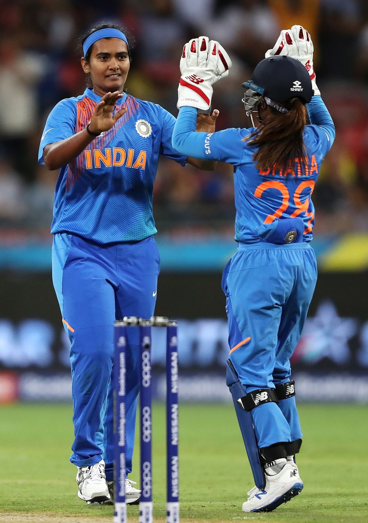 Shikha Pandey celebrates a wicket with Taniya Bhatia, Sydney, February 21, 2020