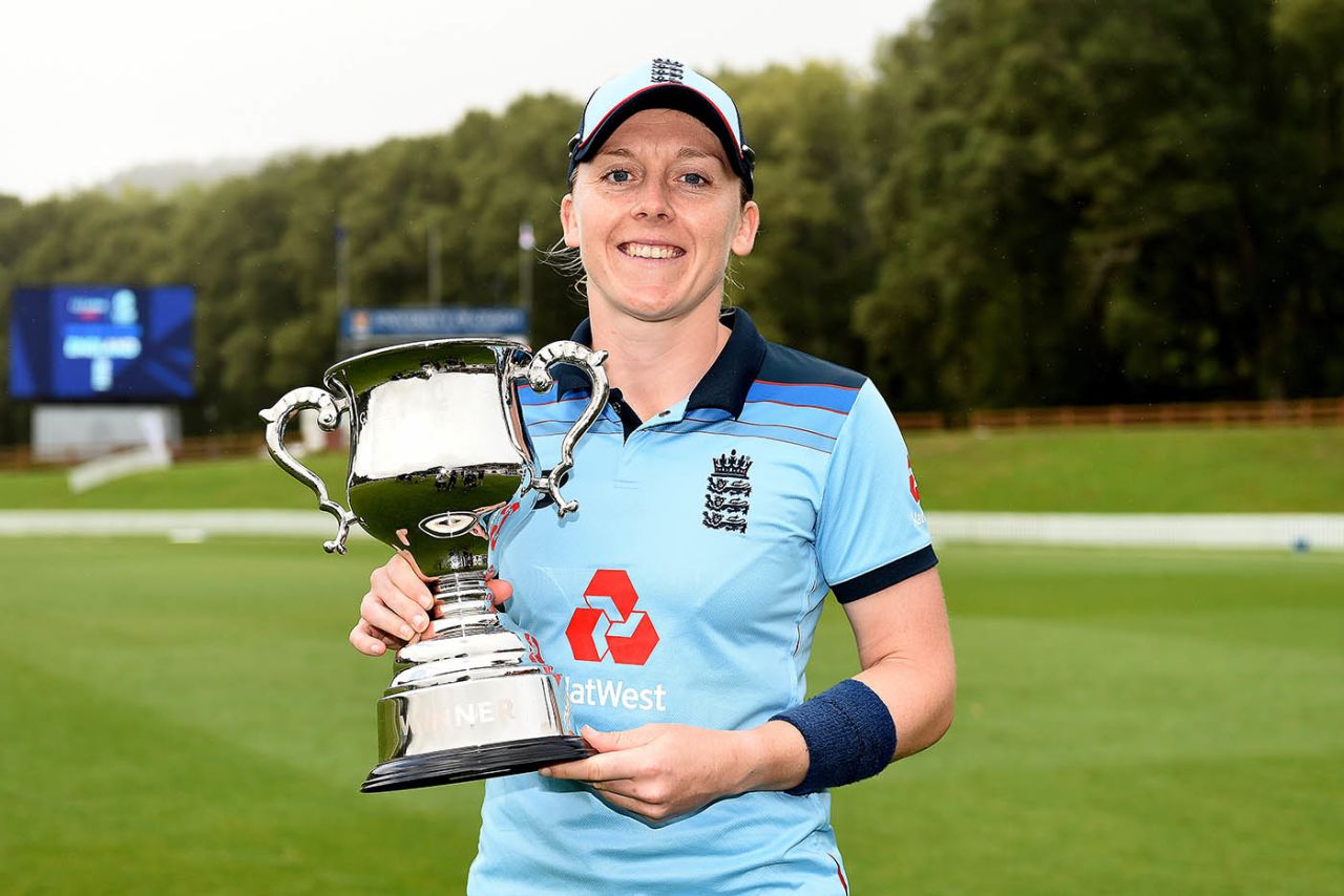 Heather Knight holds the series trophy, New Zealand Women vs England Women, 3rd ODI, Dunedin, February 28, 2021