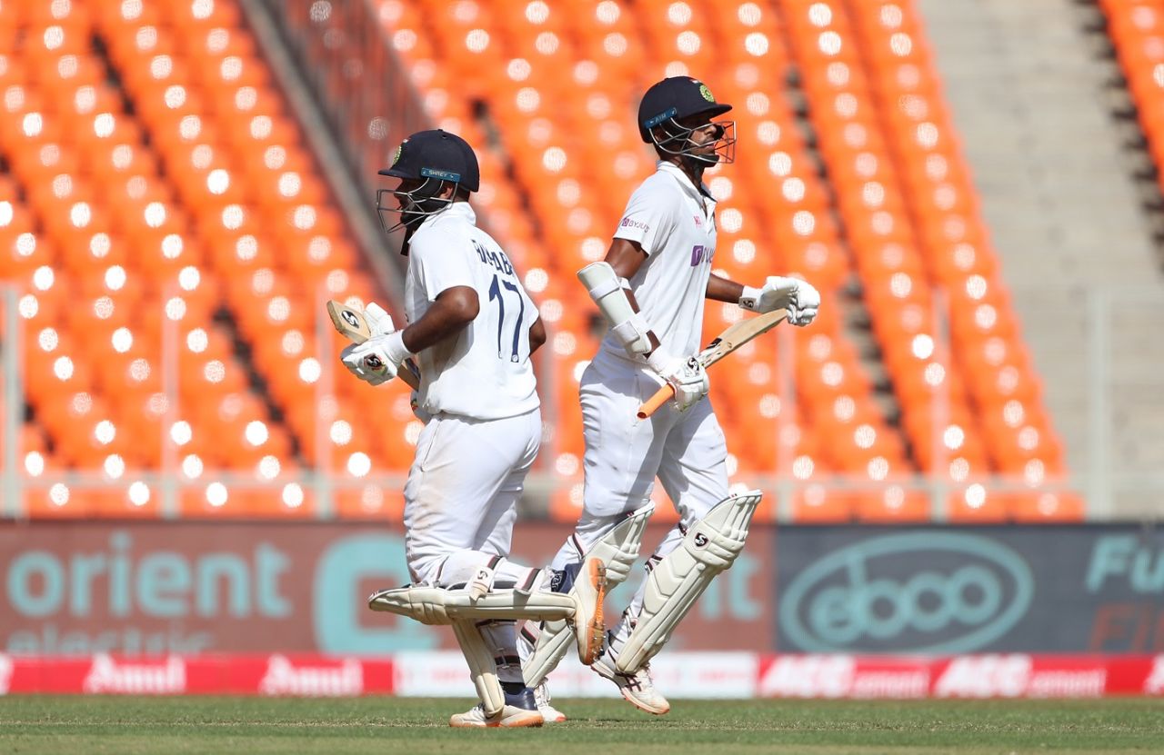 Rishabh Pant and Washington Sundar trot across for a single, India vs England, 4th Test, Ahmendabad, 2nd day, March 5, 2021