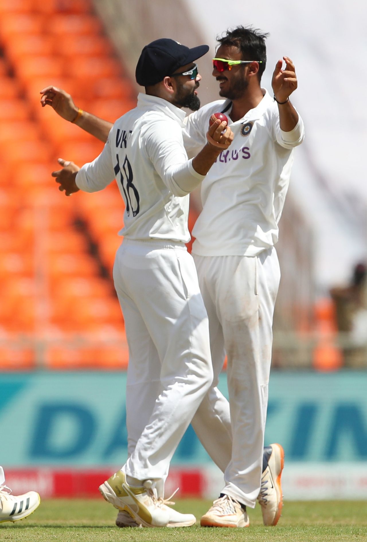 Axar Patel celebrates a wicket with Virat Kohli, India vs England, 4th Test, Ahmedabad, 3rd day, March 6, 2021