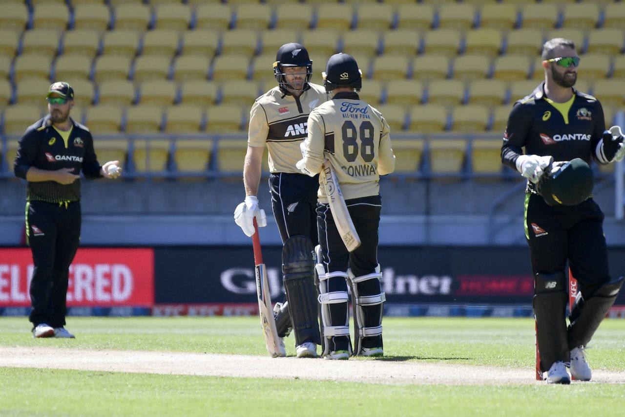 Martin Guptill has a chat with new opening partner Devon Conway, New Zealand vs Australia, 5th T20I, March 7, 2021, Wellington