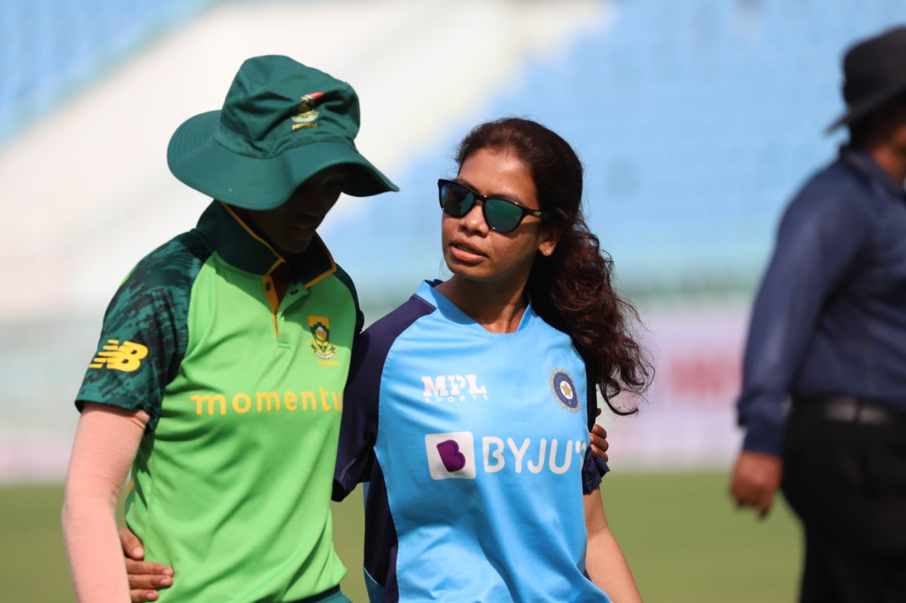India Women physio Akanksha Satyavanshi catches up with Ayabonga Khaka, Lucknow, March 9, 2021