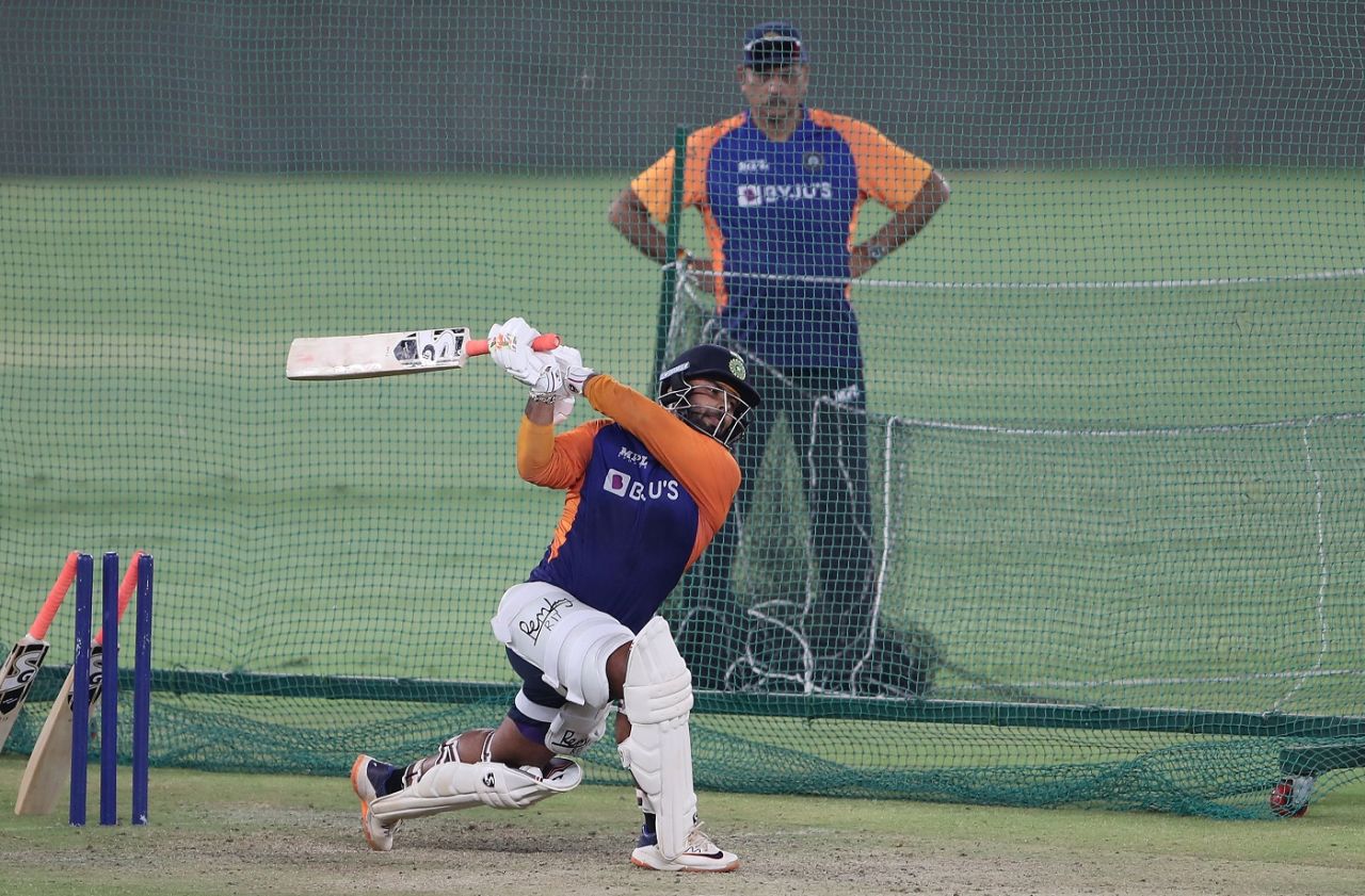 Ravi Shastri keeps a close eye on Rishabh Pant, Ahmedabad, March 10, 2021