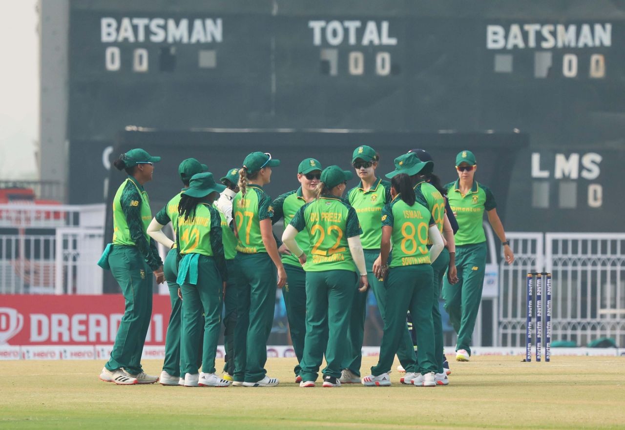South Africa's stand-in captain Laura Wolvaardt has a chat with her team-mates, India Women vs South Africa Women, 3rd ODI, Lucknow, March 12, 2021