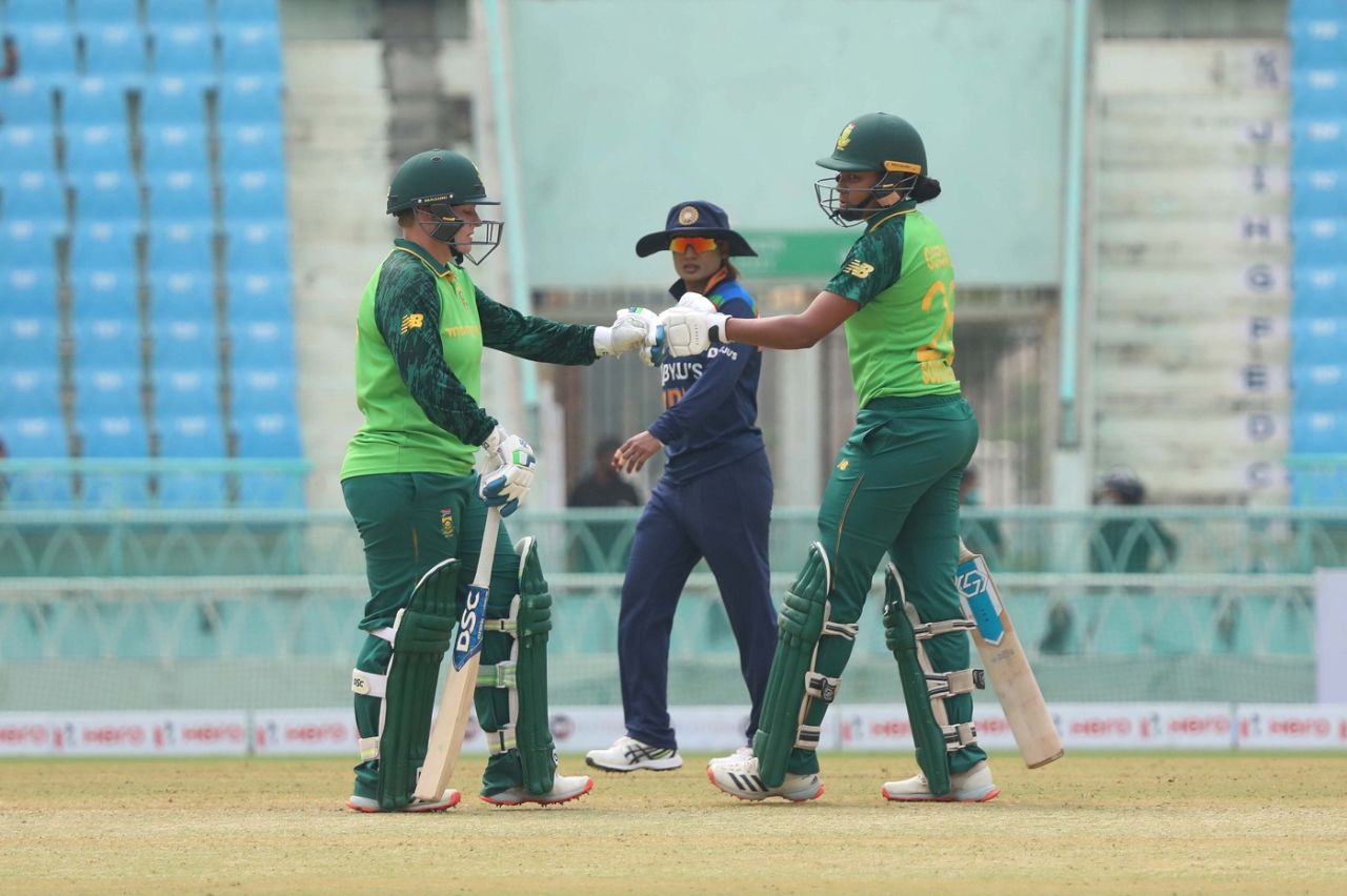 Lizelle Lee and Lara Goodall bump fists, India Women vs South Africa Women, 3rd ODI, Lucknow, March 12, 2021