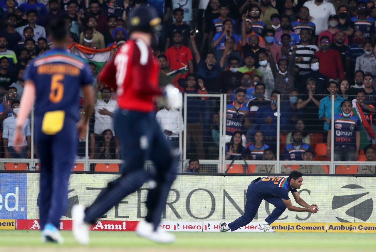 Bhuvneshwar Kumar took a sharp catch in the deep to remove Jason Roy, India vs England, 2nd T20I, Ahmedabad, March 14, 2021