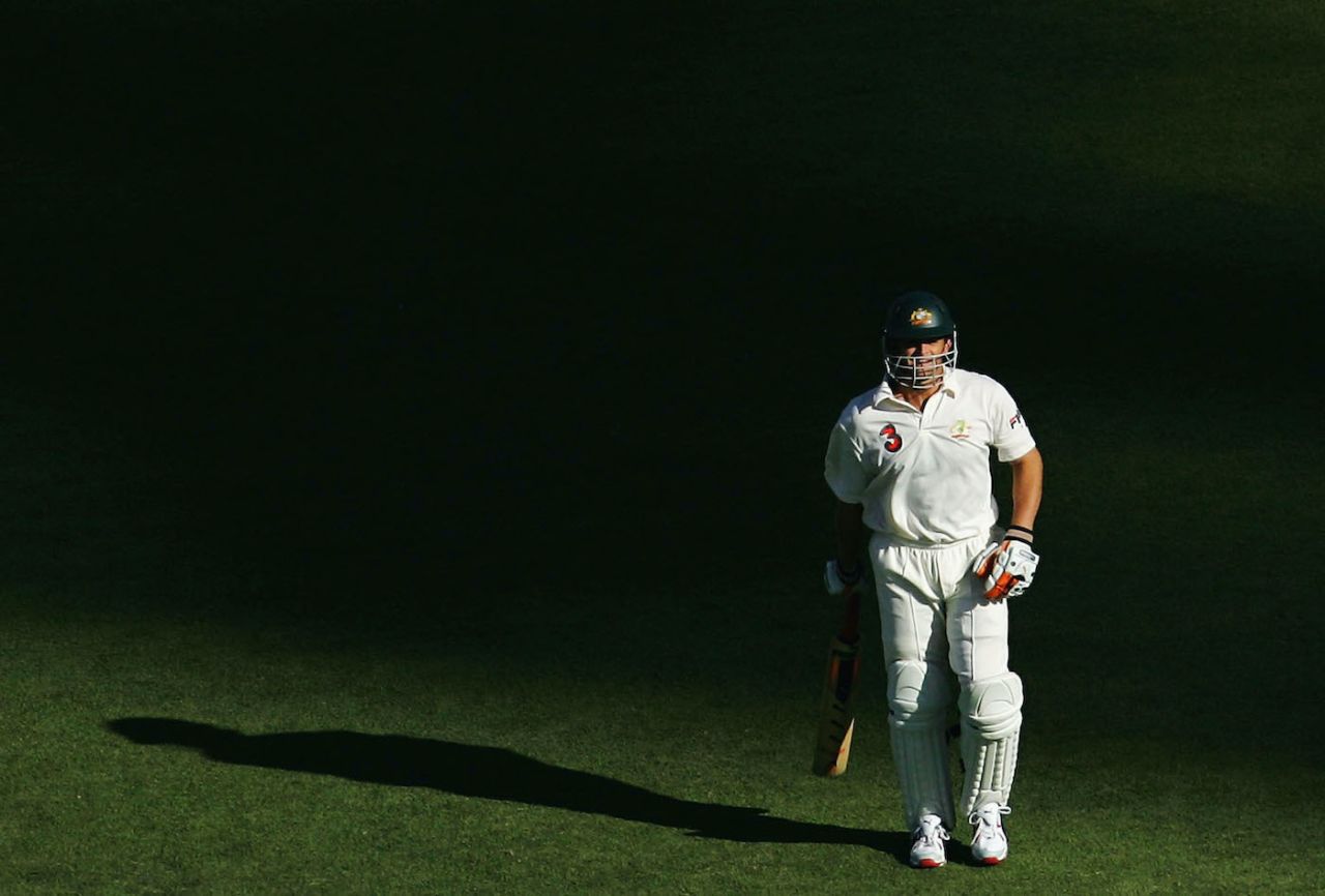 Adam Gilchrist walks out to bat, day three, First Test, Australia vs Pakistan, the WACA, Perth, Australia, December 18, 2004
