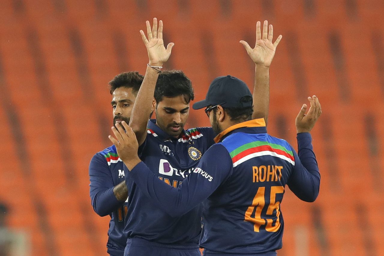 Bhuvneshwar Kumar is congratulated by Rohit Sharma and Suryakumar Yadav on breaking a big partnership, India vs England, 5th T20I, Ahmedabad, March 20, 2021