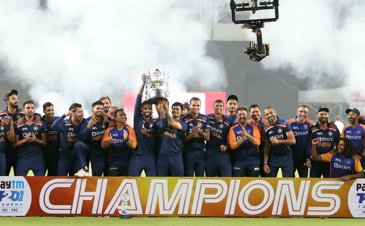 The Indian team celebrates their 3-2 series win, India vs England, 5th T20I, Ahmedabad, March 20, 2021