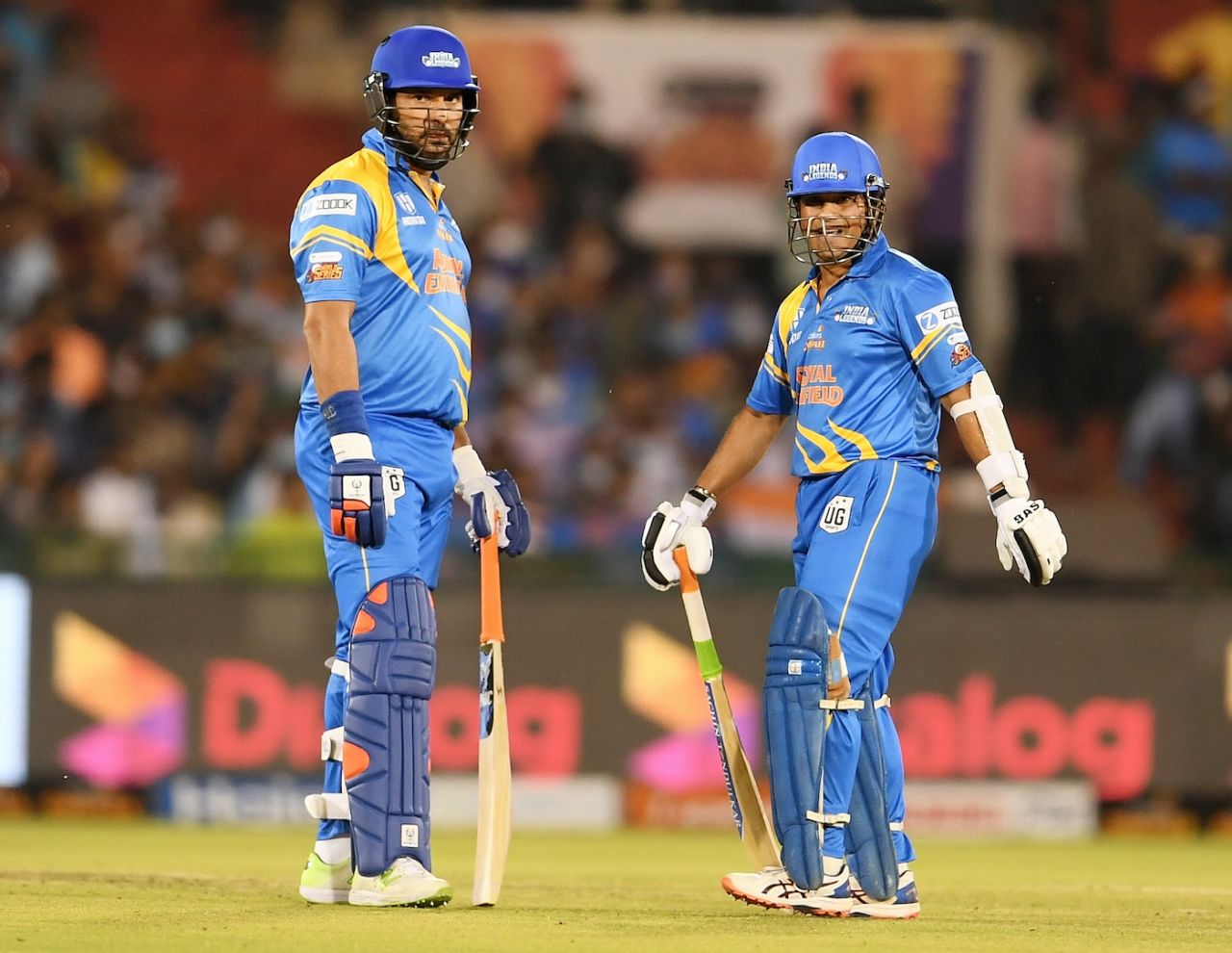 Yuvraj Singh and Sachin Tendulkar get together mid-pitch, India Legends vs Sri Lanka Legends, Road Safety World Series, final, Raipur, March 21, 2021