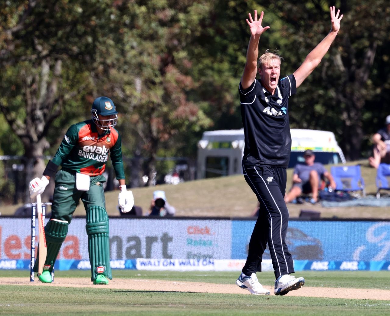 Kyle Jamieson belts out an appeal, New Zealand vs Bangladesh, 2nd ODI, Christchurch, March 23, 2021