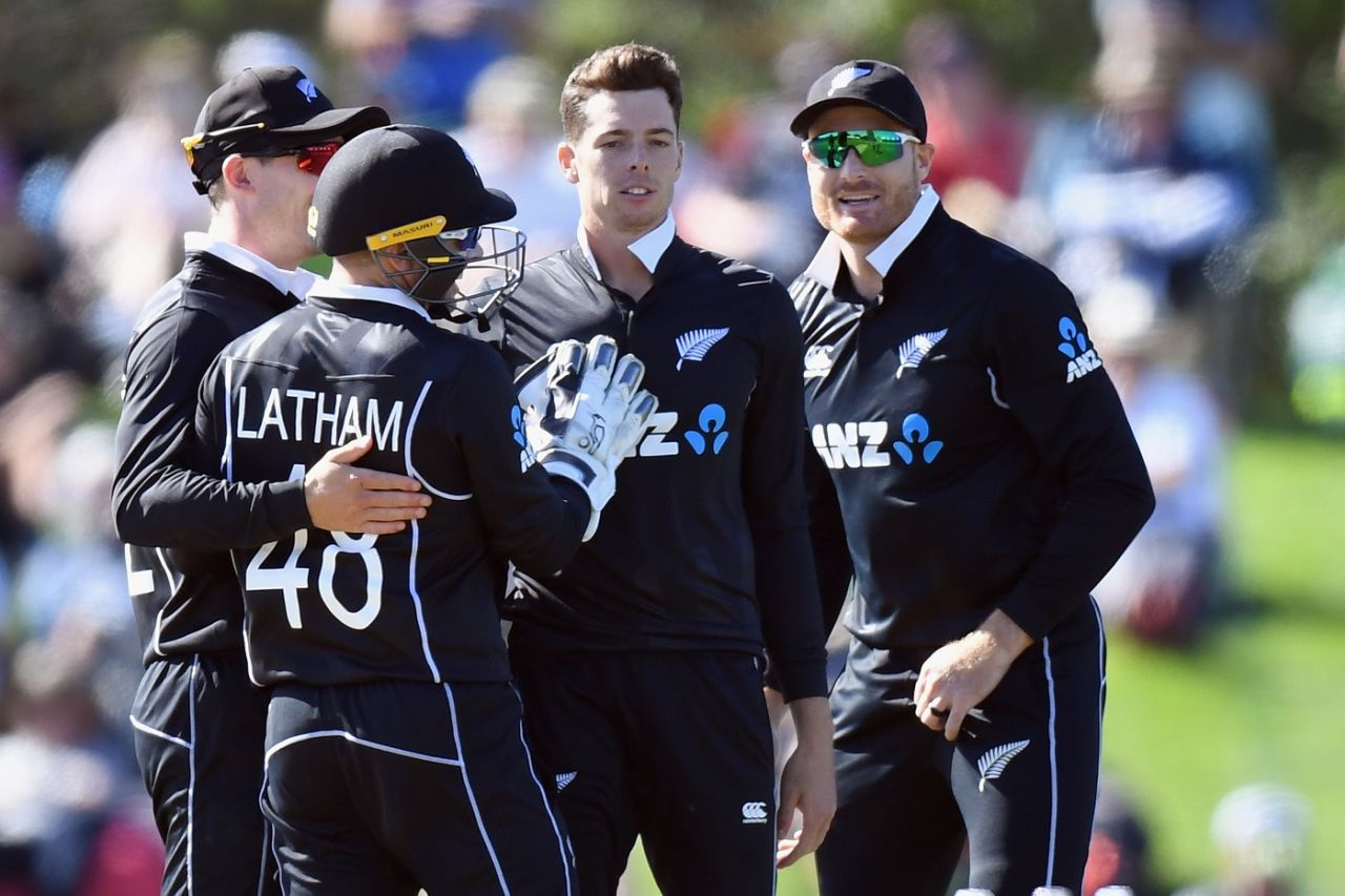 Mitchell Santner celebrates a wicket with his team-mates, New Zealand vs Bangladesh, 2nd ODI, Christchurch, March 23, 2021