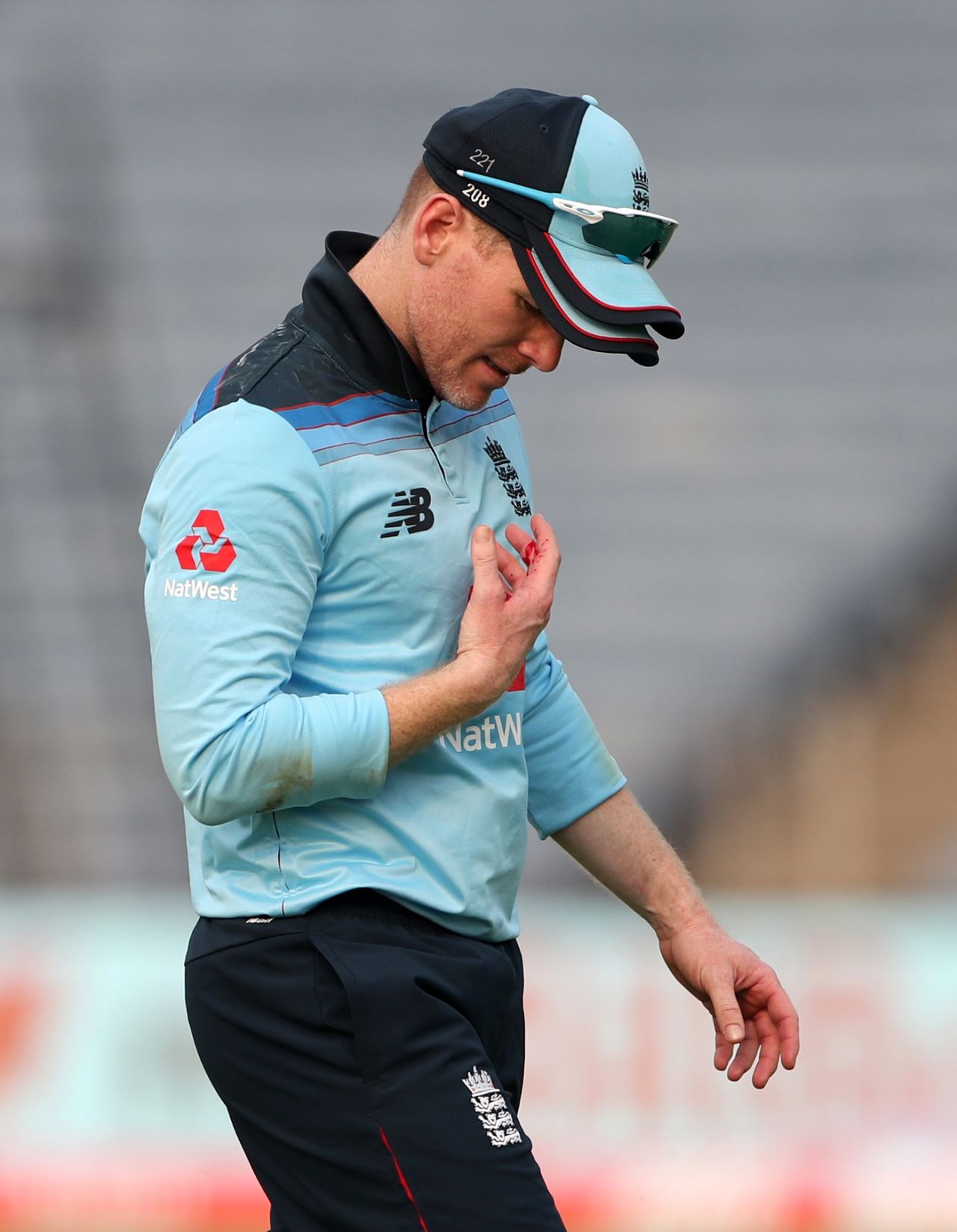 Eoin Morgan walks off with an injury in his right hand, India vs England, 1st ODI, Pune, March 23, 2021