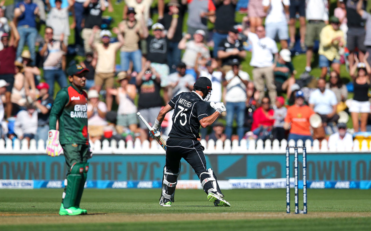 Daryl Mitchell punches the air after reaching his hundred off the last ball, New Zealand vs Bangladesh, 3rd ODI, Wellington, March 26, 2021