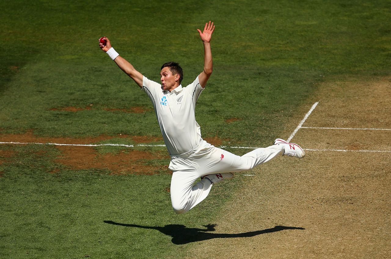 Trent Boult claims a stunning return catch to remove Mitchell Marsh, New Zealand vs Australia, 2nd Test, Wellington, February 13, 2016