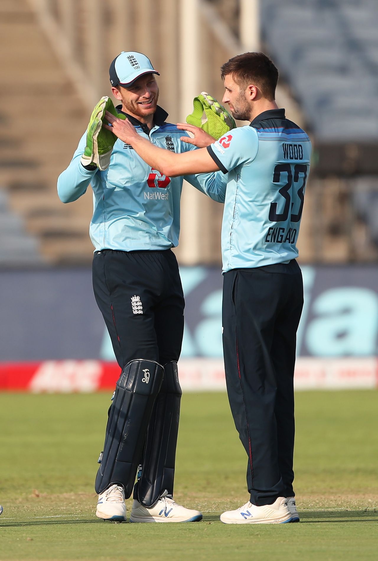 Mark Wood celebrates a wicket with Jos Buttler, India vs England, 3rd ODI, Pune, March 28, 2021