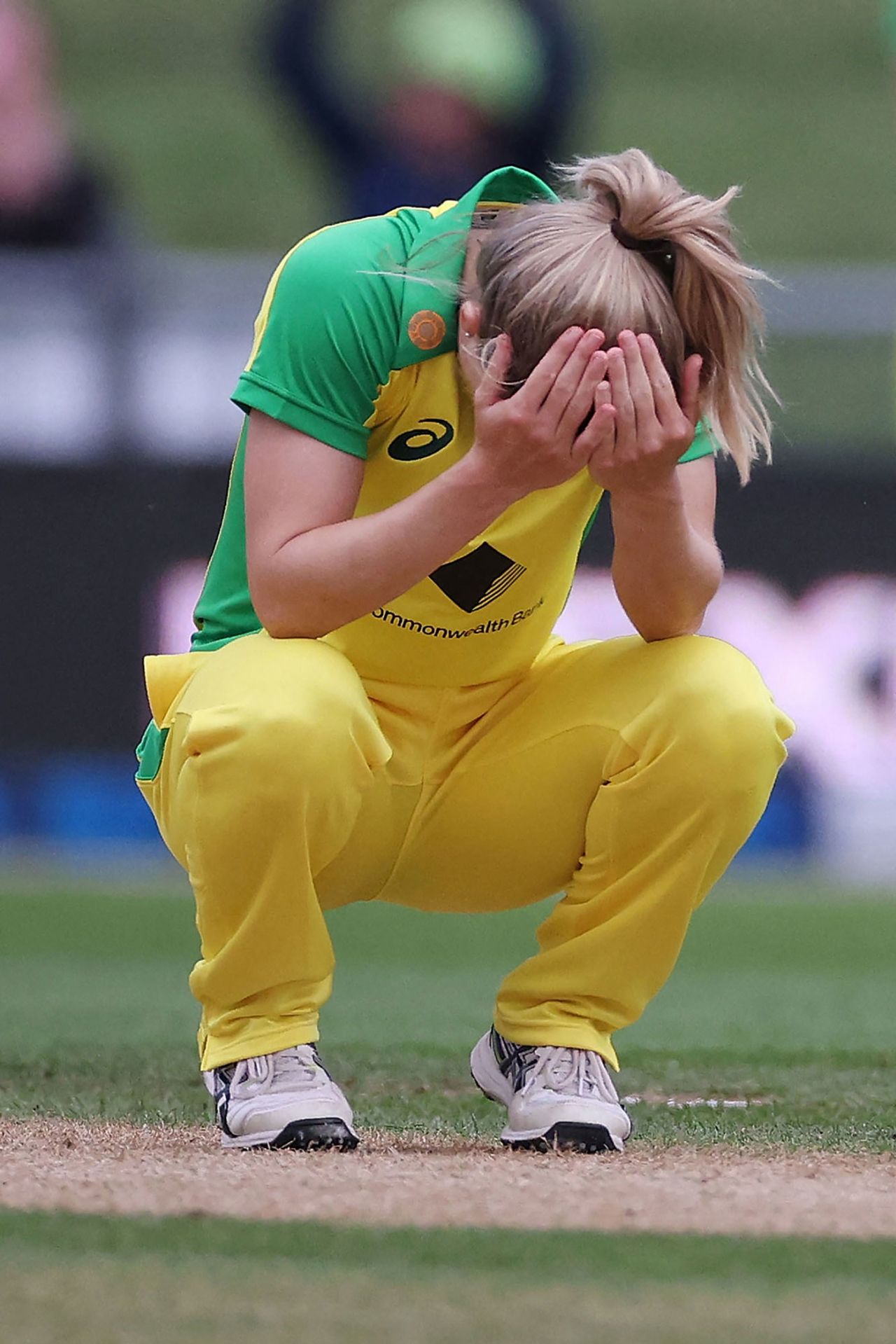 Nicola Carey reacts to her last ball going for four, New Zealand vs Australia, 2nd T20I, Napier, March 30, 2021