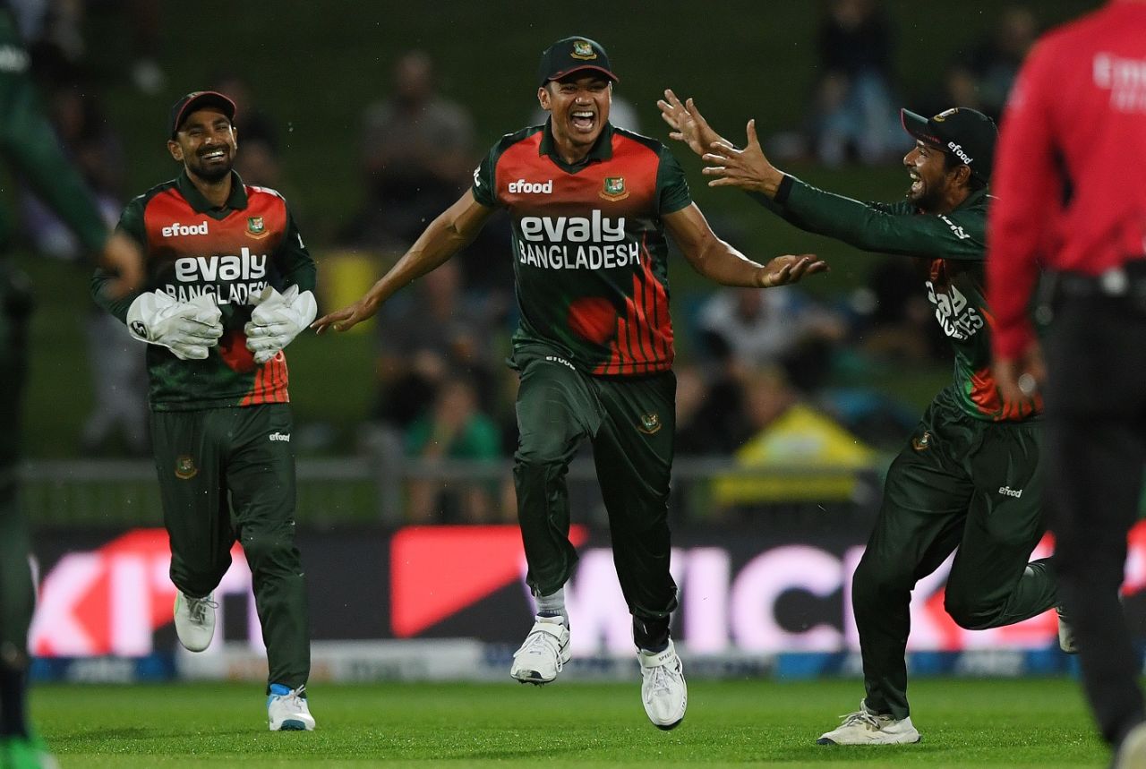 Taskin Ahmed is thrilled after pulling off a stunning catch in the deep, New Zealand vs Bangladesh, 2nd T20I, Napier, March 30.2021