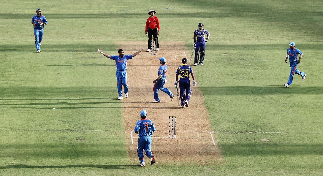 Zaheer Khan is congratulated after his dismissal of Chamara Kapugedera, India v Sri Lanka, final, World Cup 2011, Mumbai, April 2, 2011