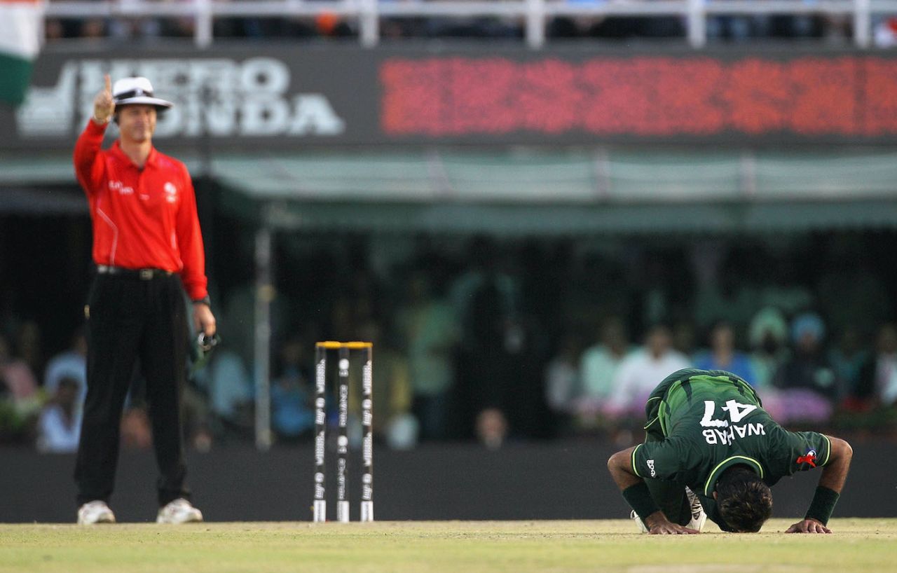 Wahab Riaz performs the sajda on picking up a five-for, India v Pakistan, 2nd semi-final, World Cup 2011, Mohali, March 30, 2011