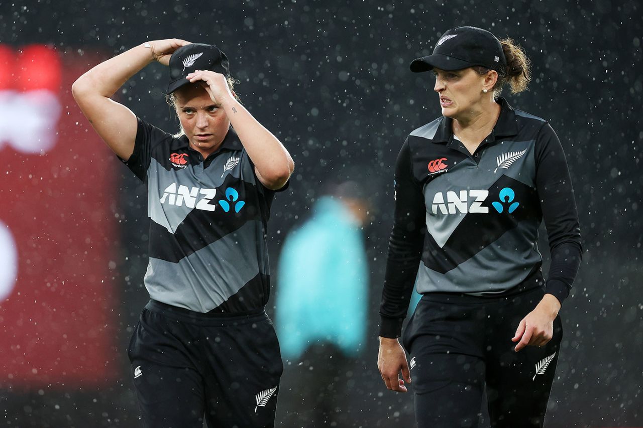 The players leave the field as rain falls, New Zealand vs Australia, 3rd T20I, Auckland, April 1, 2021