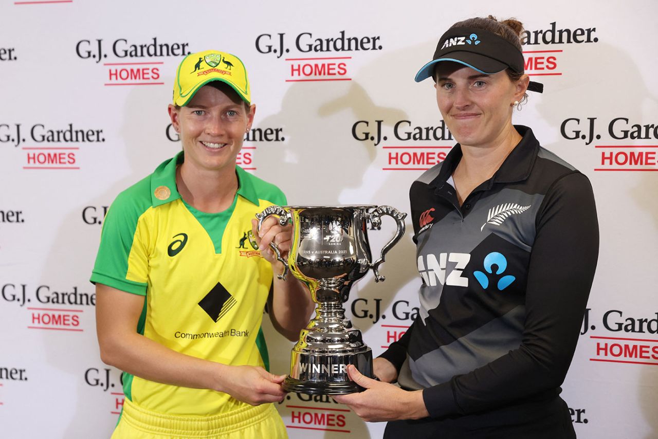 Meg Lanning and Amy Satterthwaite with the T20I series trophy, New Zealand vs Australia, 3rd T20I, Auckland, April 1, 2021