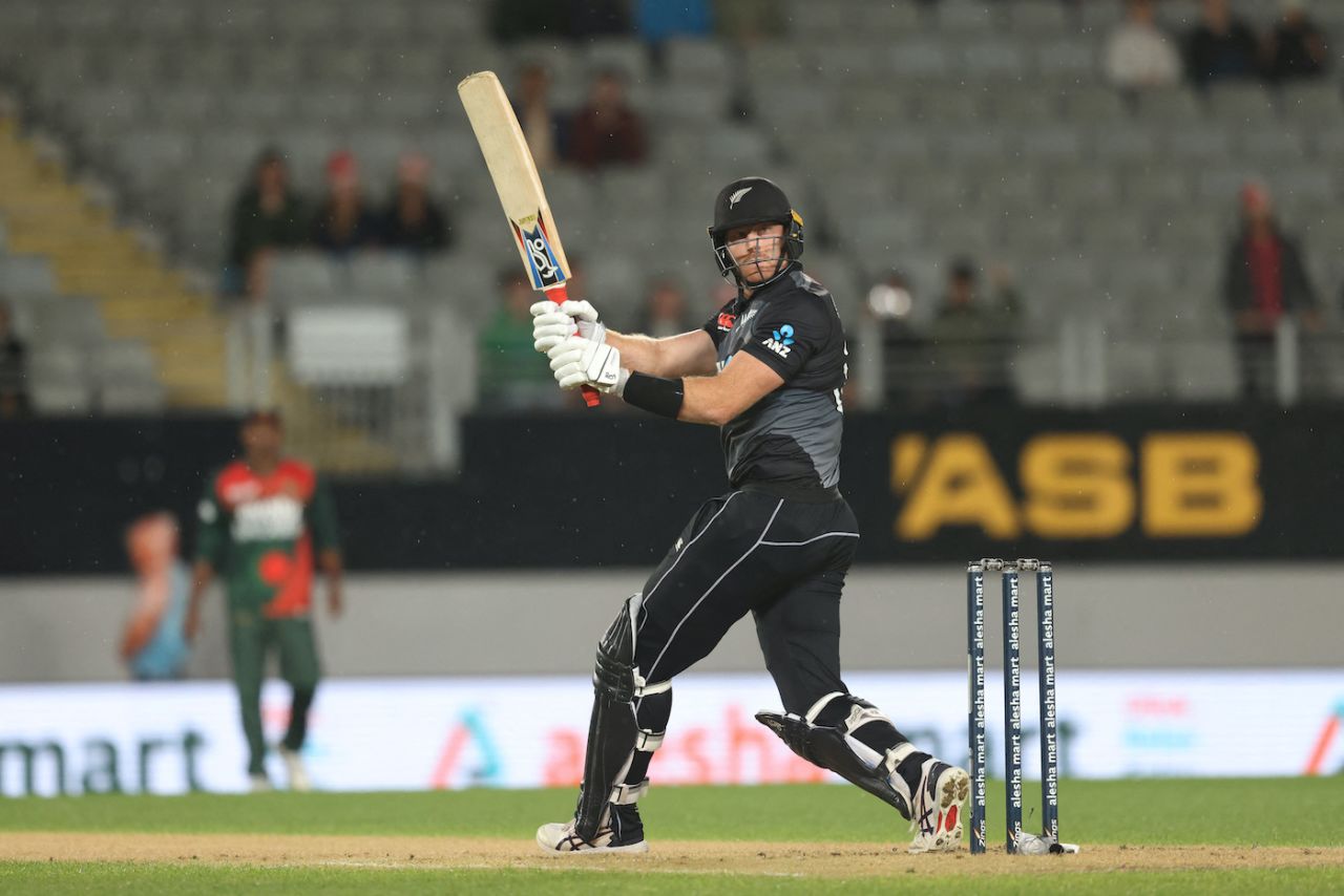 Martin Guptill steers the ball fine, New Zealand vs Bangladesh, 3rd T20I, Auckland, April 1, 2021