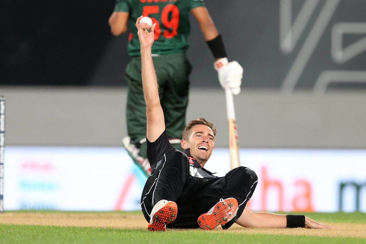 Tim Southee appeals for a return catch, New Zealand vs Bangladesh, 3rd T20I, Auckland, April 1, 2021