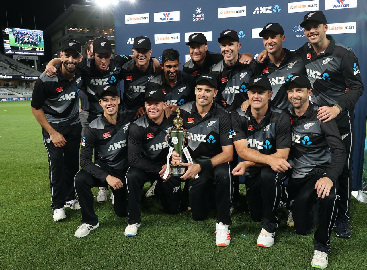 Tim Southee poses with the trophy and his team-mates, New Zealand vs Bangladesh, 3rd T20I, Auckland, April 1, 2021