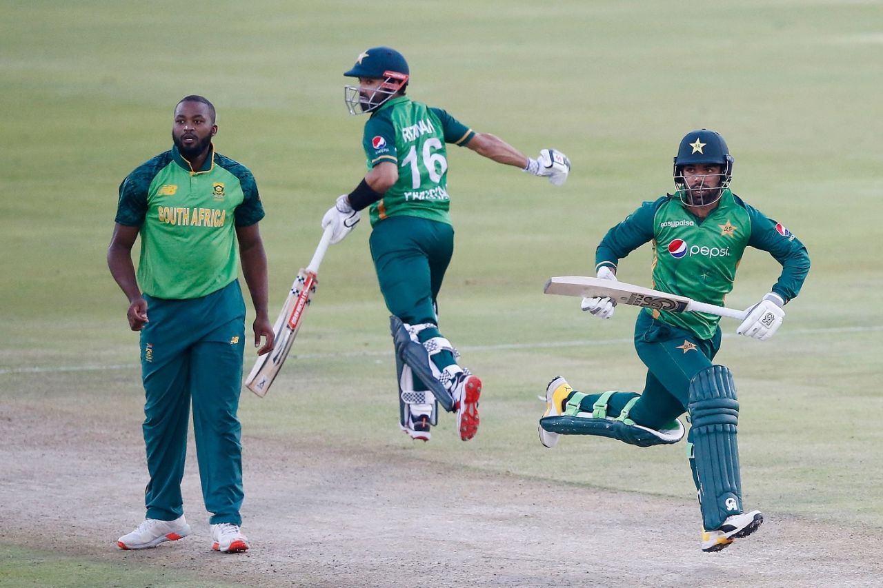 Shadab Khan and Mohammad Rizwan run between the wickets as Andile Phehlukwayo looks on, South Africa vs Pakistan, 1st ODI, Centurion, April 2, 2021