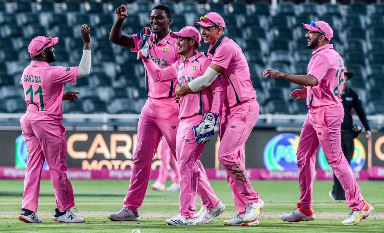 Quinton de Kock is congratulated by his team-mates after the Fakhar Zaman run-out, South Africa vs Pakistan, 2nd ODI, Johannesburg, April 4, 2021