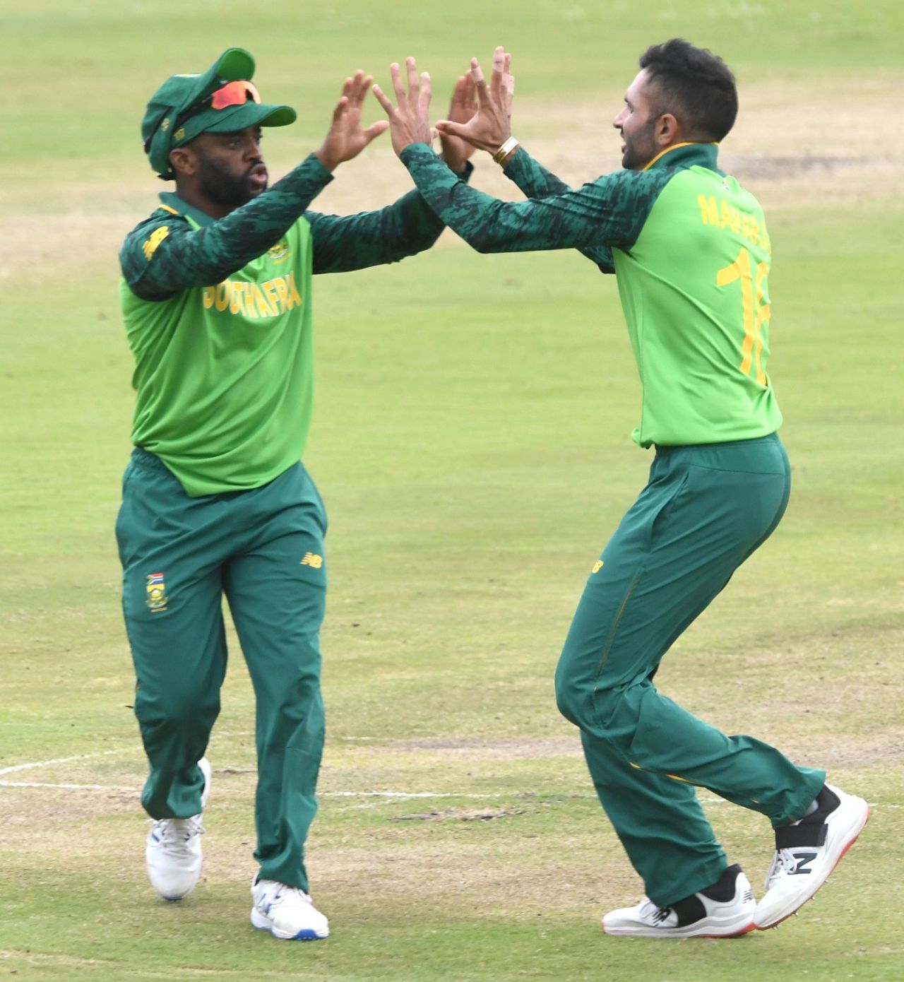Temba Bavuma and Keshav Maharaj celebrate a wicket, South Africa vs Pakistan, 3rd ODI, Centurion, April 7, 2021