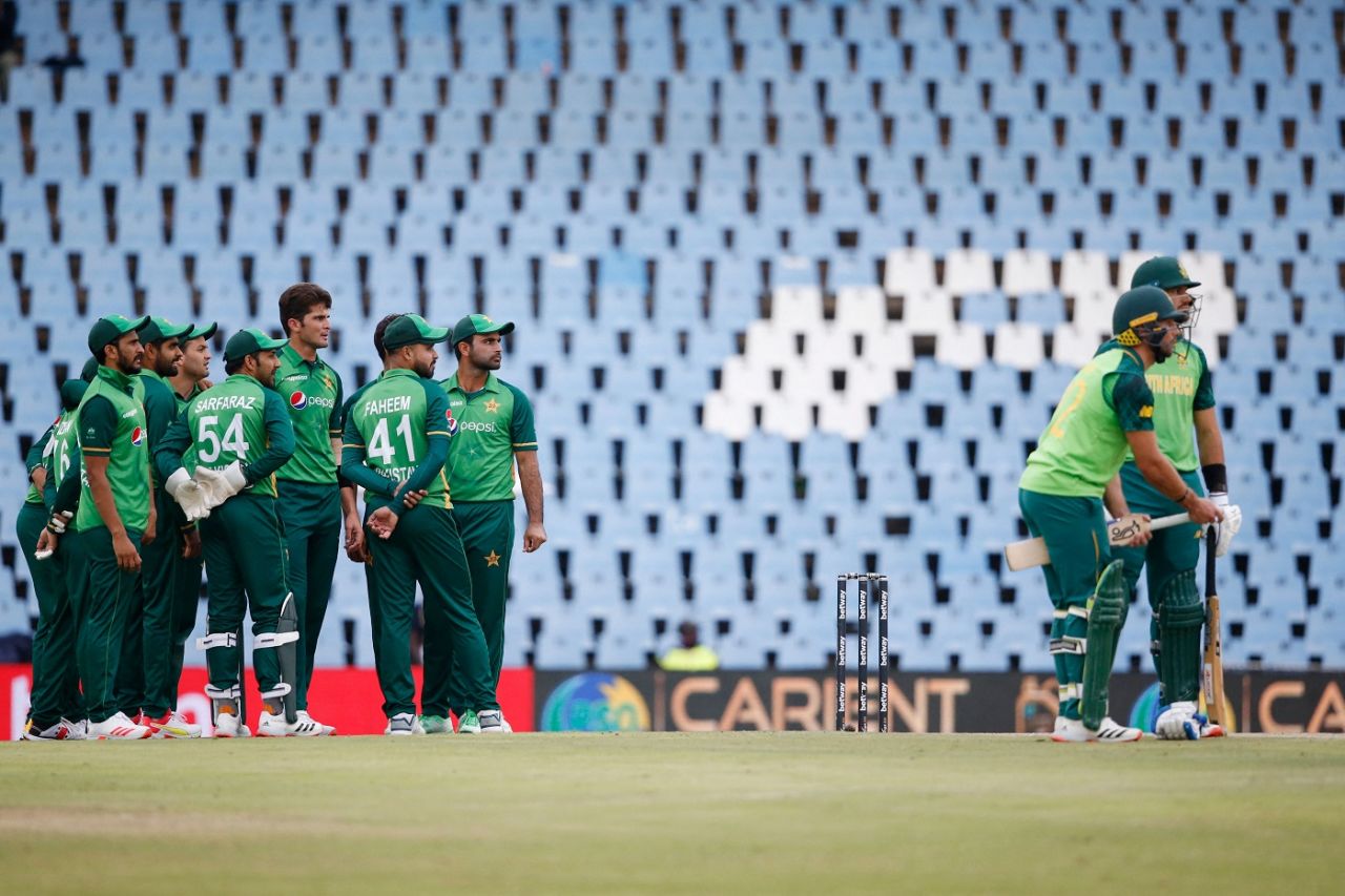 The Pakistan players wait for a DRS decision against Aiden Markram, South Africa vs Pakistan, 3rd ODI, Centurion, April 7, 2021
