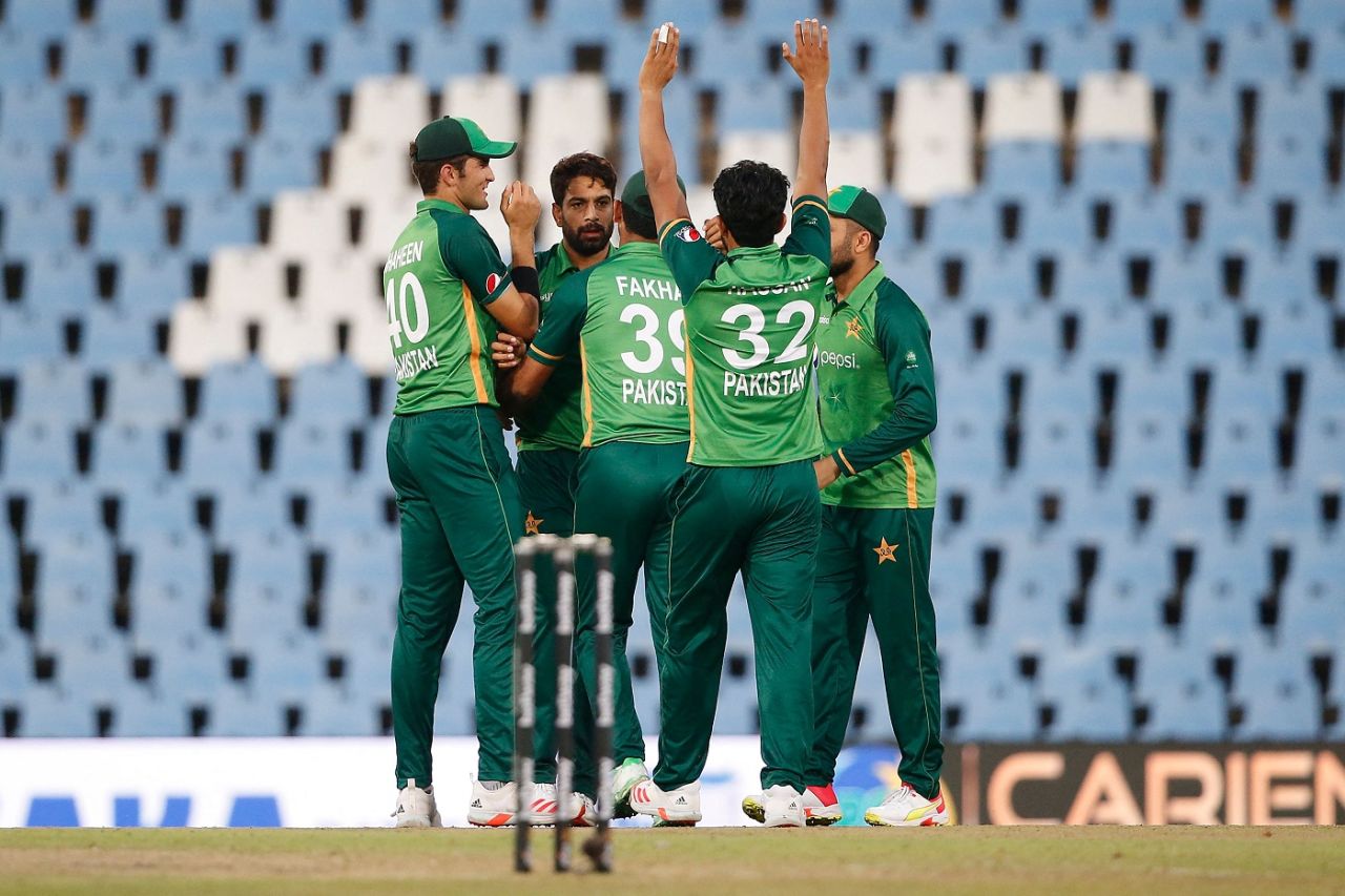 Haris Rauf celebrates with team-mates after getting Kyle Verrynne, South Africa vs Pakistan, 3rd ODI, Centurion, April 7, 2021