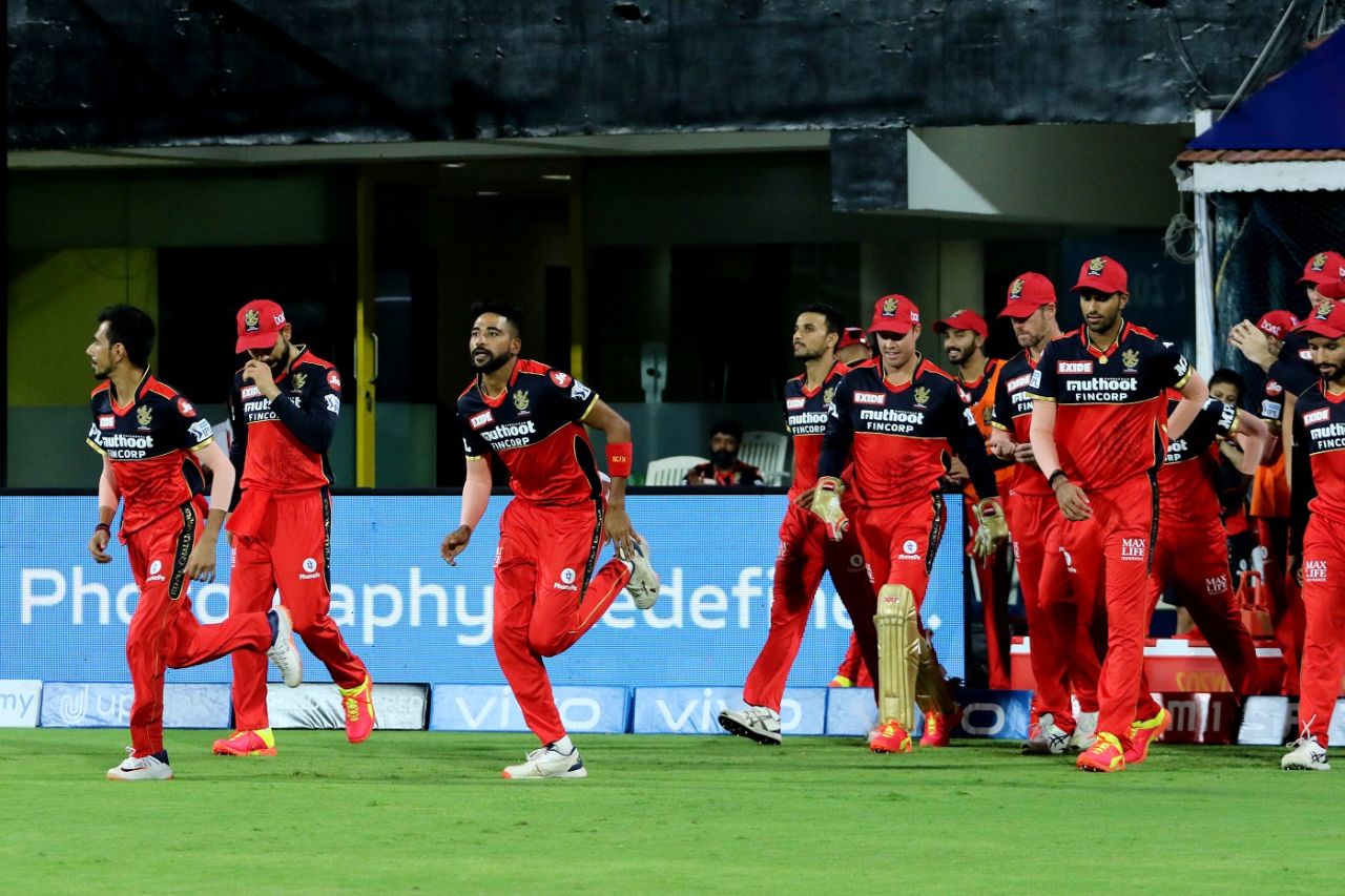 The Royal Challengers Bangalore players walk into the field, Mumbai Indians vs Royal Challengers Bangalore, IPL 2021, Chennai, April 9, 2021