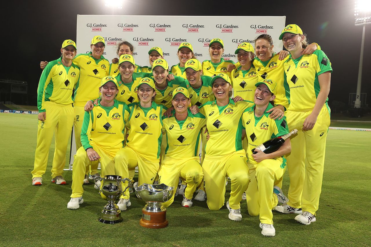 Australia celebrate with the series and Rose Bowl trophies, New Zealand vs Australia, 3rd women's ODI, Mount Maunganui, April 10, 2021
