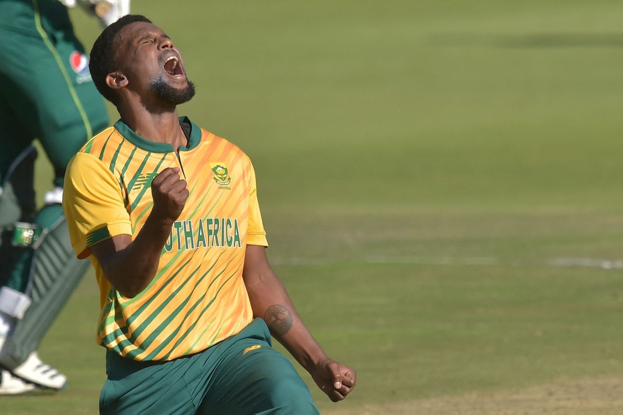 Lizaad Williams is pumped after picking up a wicket, South Africa vs Pakistan, 2nd T20I, Johannesburg, April 12, 2021