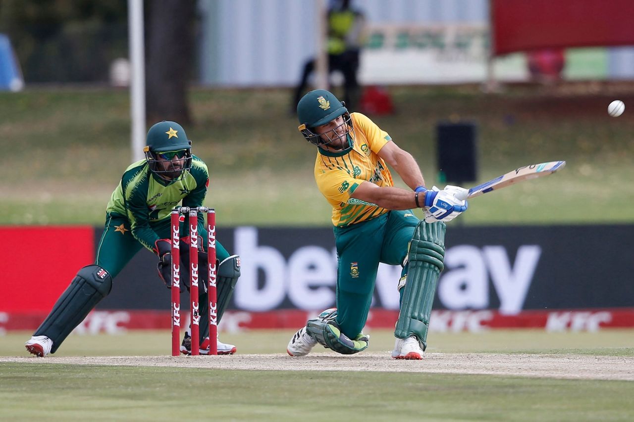 Janneman Malan plays a slog sweep, South Africa vs Pakistan, 3rd T20I, Centurion, April 14, 2021