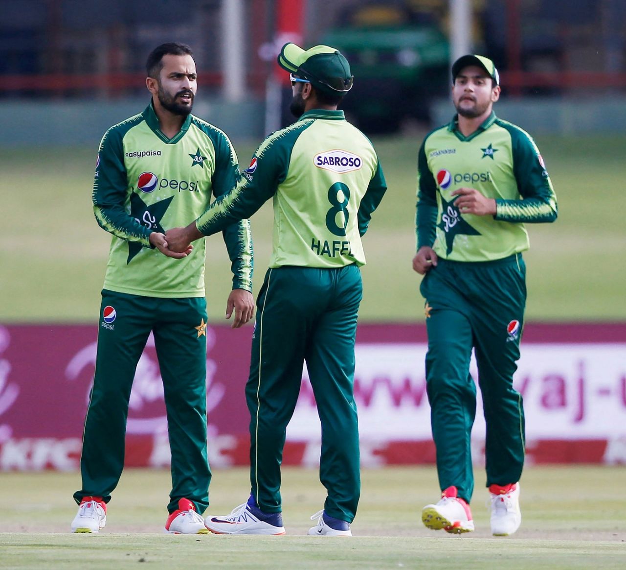 Mohammad Nawaz celebrates a wicket with his team-mates, South Africa vs Pakistan, 3rd T20I, Centurion, April 14, 2021r