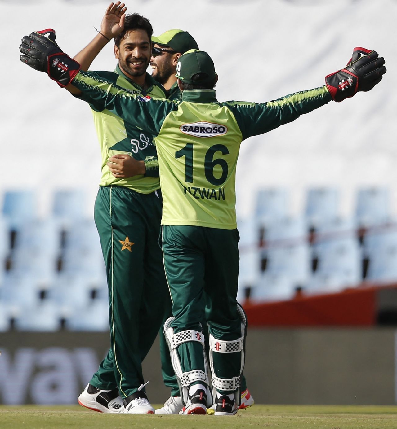 Haris Rauf and Mohammad Rizwan celebrate Rassie van der Dussen's wicket, South Africa vs Pakistan, 4th T20I, Centurion, April 16, 2021