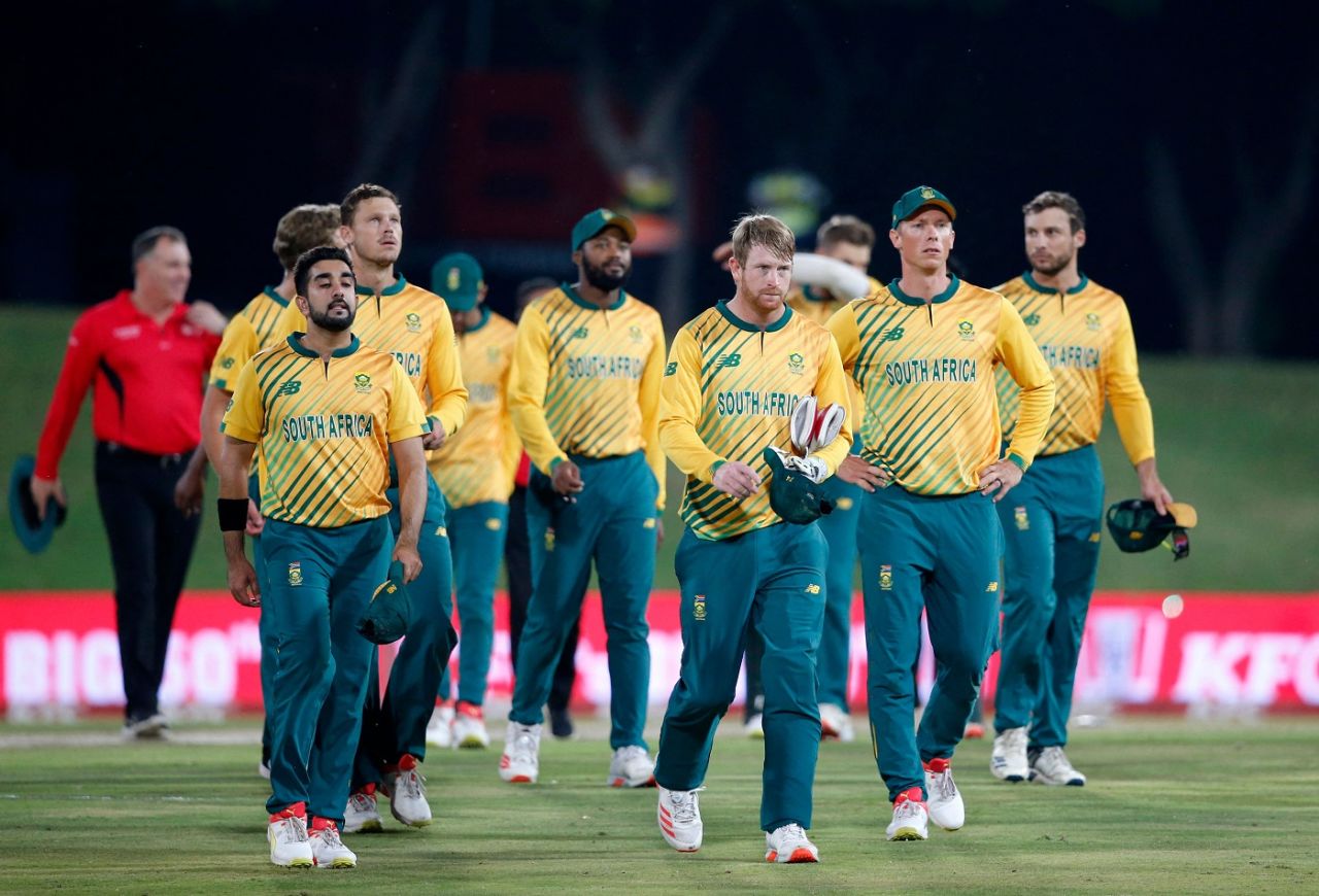 The South Africans troop off the field after their defeat, South Africa vs Pakistan, 4th T20I, Centurion, April 16, 2021