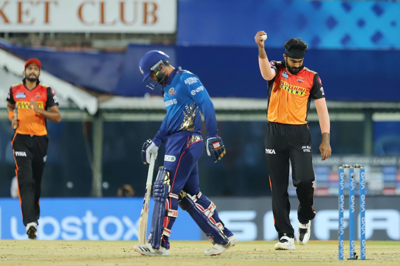 Vijay Shankar took a return catch to dismiss Suryakumar Yadav, Mumbai Indians vs Sunrisers Hyderabad, IPL 2021, Chennai, April 17, 2021