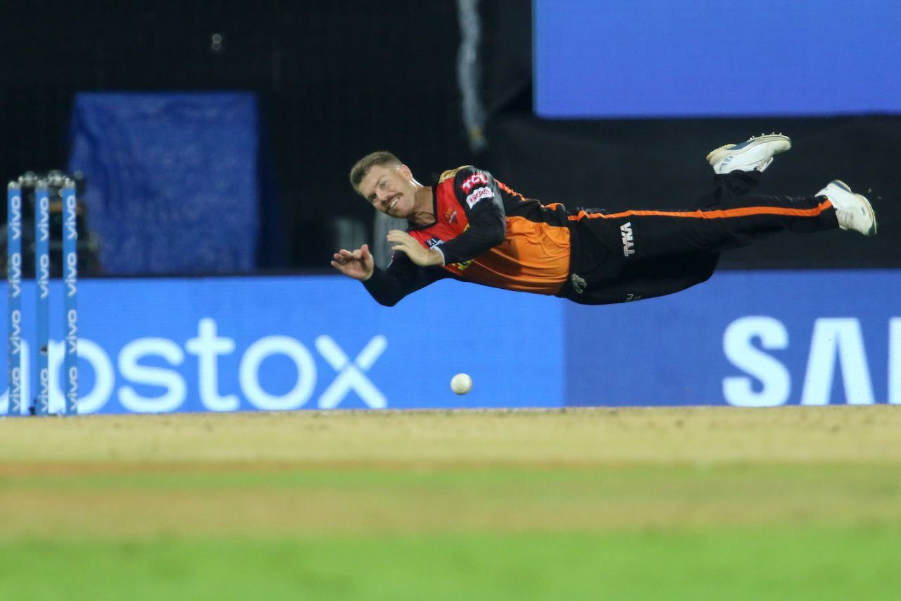 David Warner is airborne while firing in a throw, Mumbai Indians vs Sunrisers Hyderabad, IPL 2021, Chennai, April 17, 2021